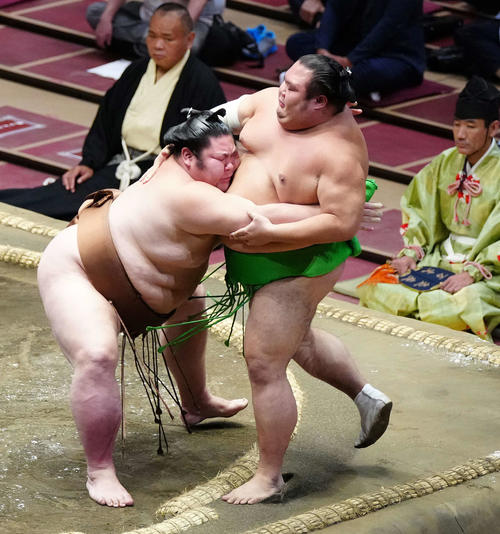 千代丸（右）を寄り切りで破る剣翔（撮影・江口和貴）