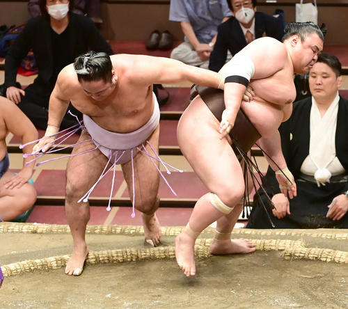 英乃海（右）は琴恵光を後ろもたれで破る（撮影・小沢裕）