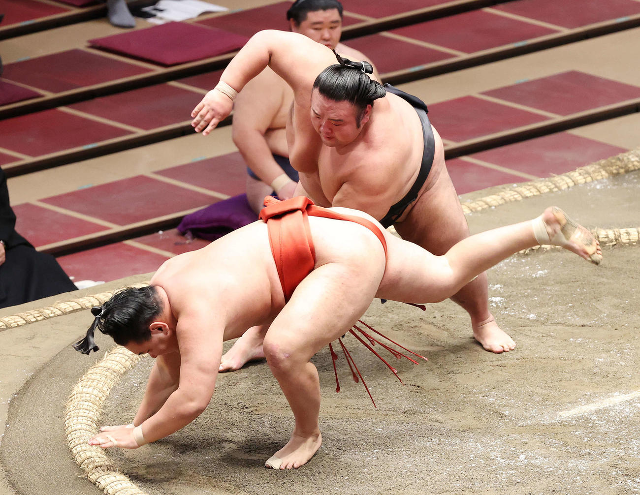 豊昇龍（手前）を突き落とす貴景勝（撮影・河野匠）
