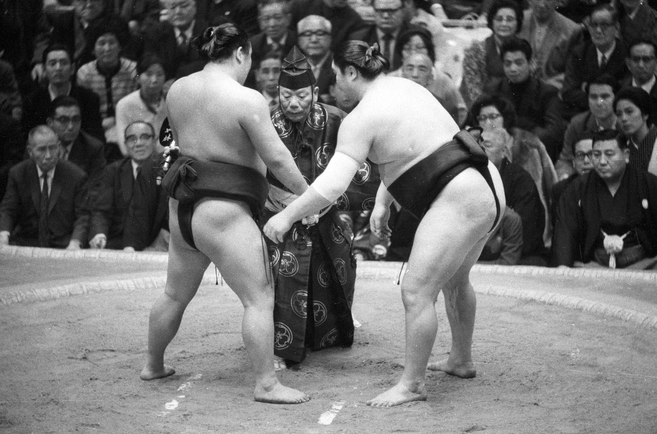 横綱昇進後も玉の海（左）は大鵬と名勝負を続けた。写真は71年初場所の優勝決定戦