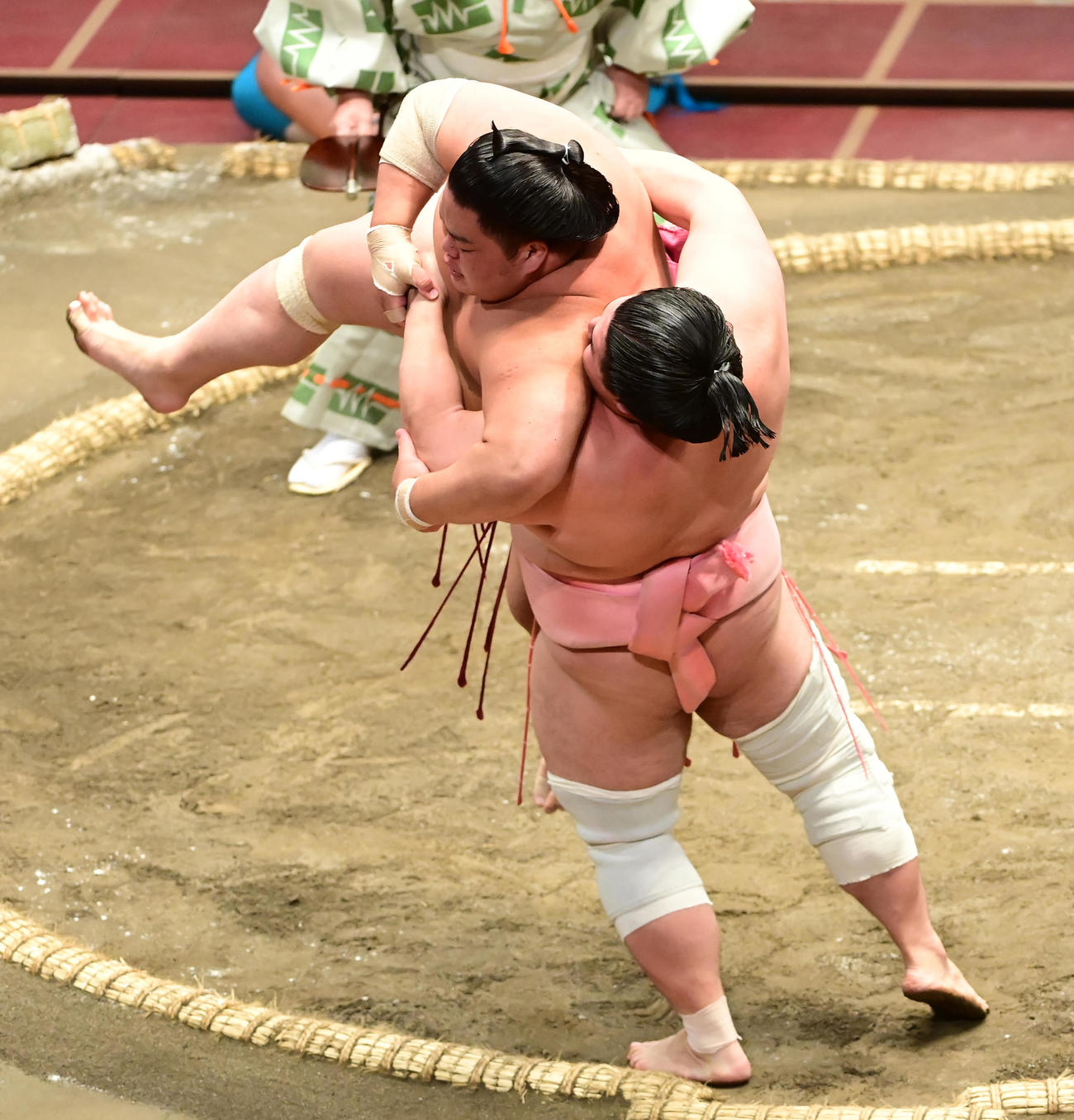 宇良（右）は大栄翔の背後に回り込み送りつり出しで破る（撮影・小沢裕）