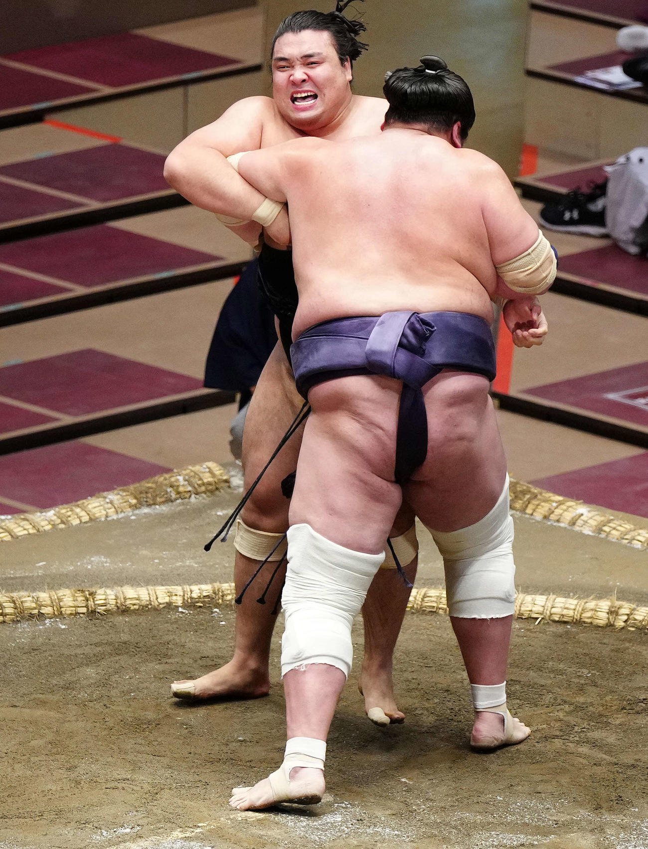 照ノ富士（手前）に寄り切りで敗れる霧馬山（撮影・江口和貴）