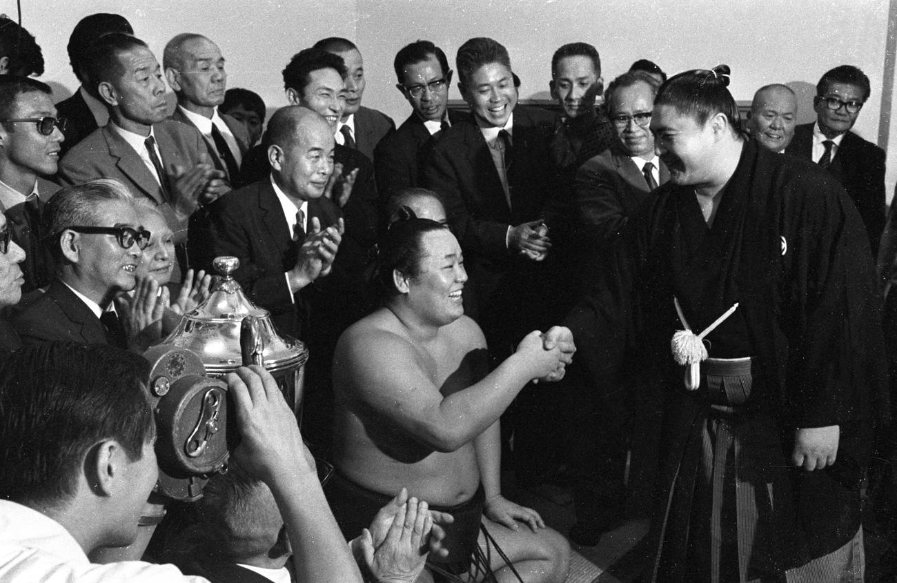 70年の秋場所で優勝し、大鵬（右）の祝福を受ける玉の海
