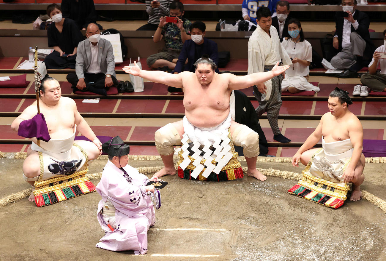 土俵入りする照ノ富士、露払いは照強、太刀持ちは宝富士、行司は式守伊之助（撮影・鈴木正人）