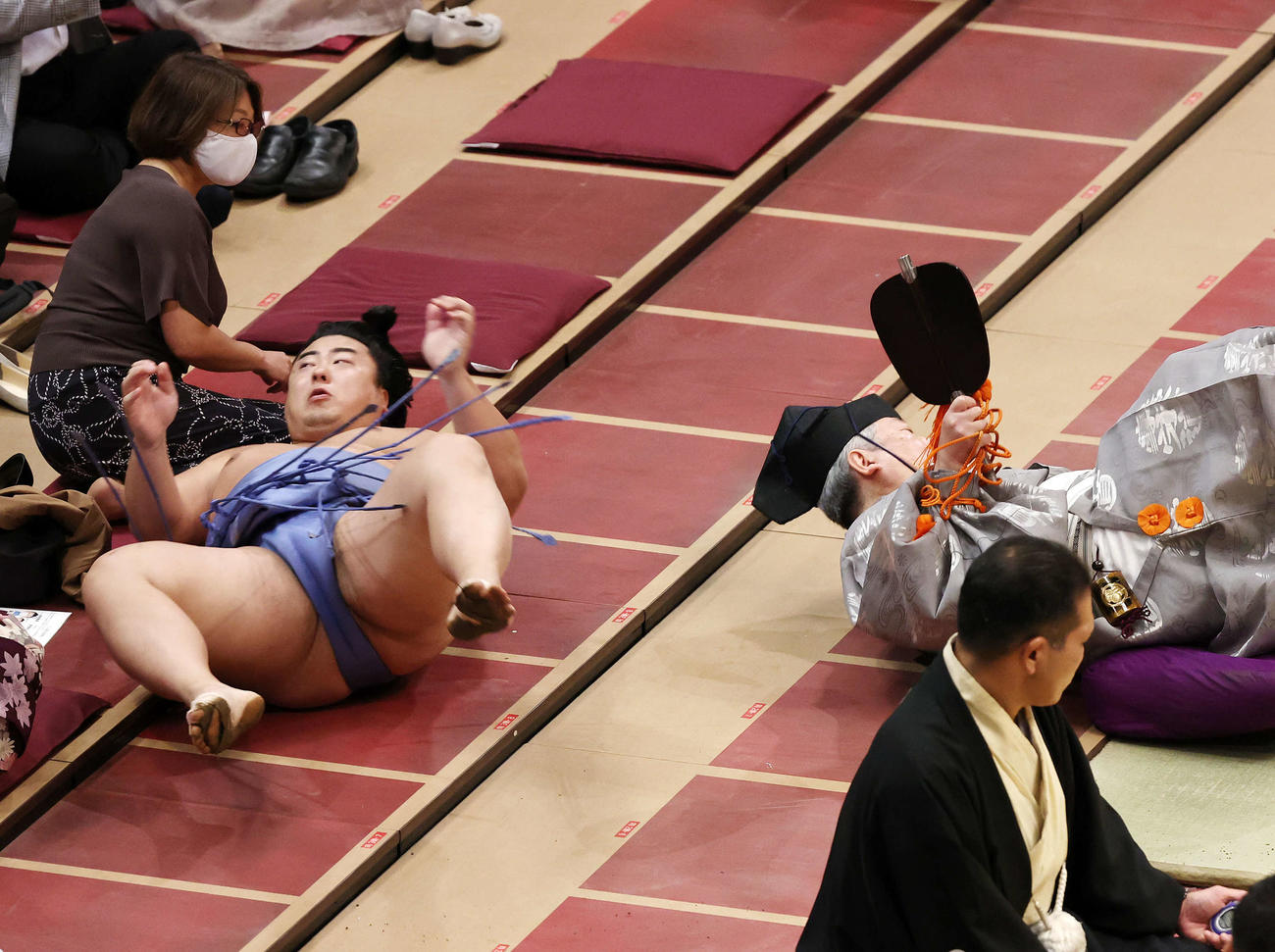 阿武咲に送り出しで敗れた翔猿。行司は木村庄太郎（撮影・鈴木正人）