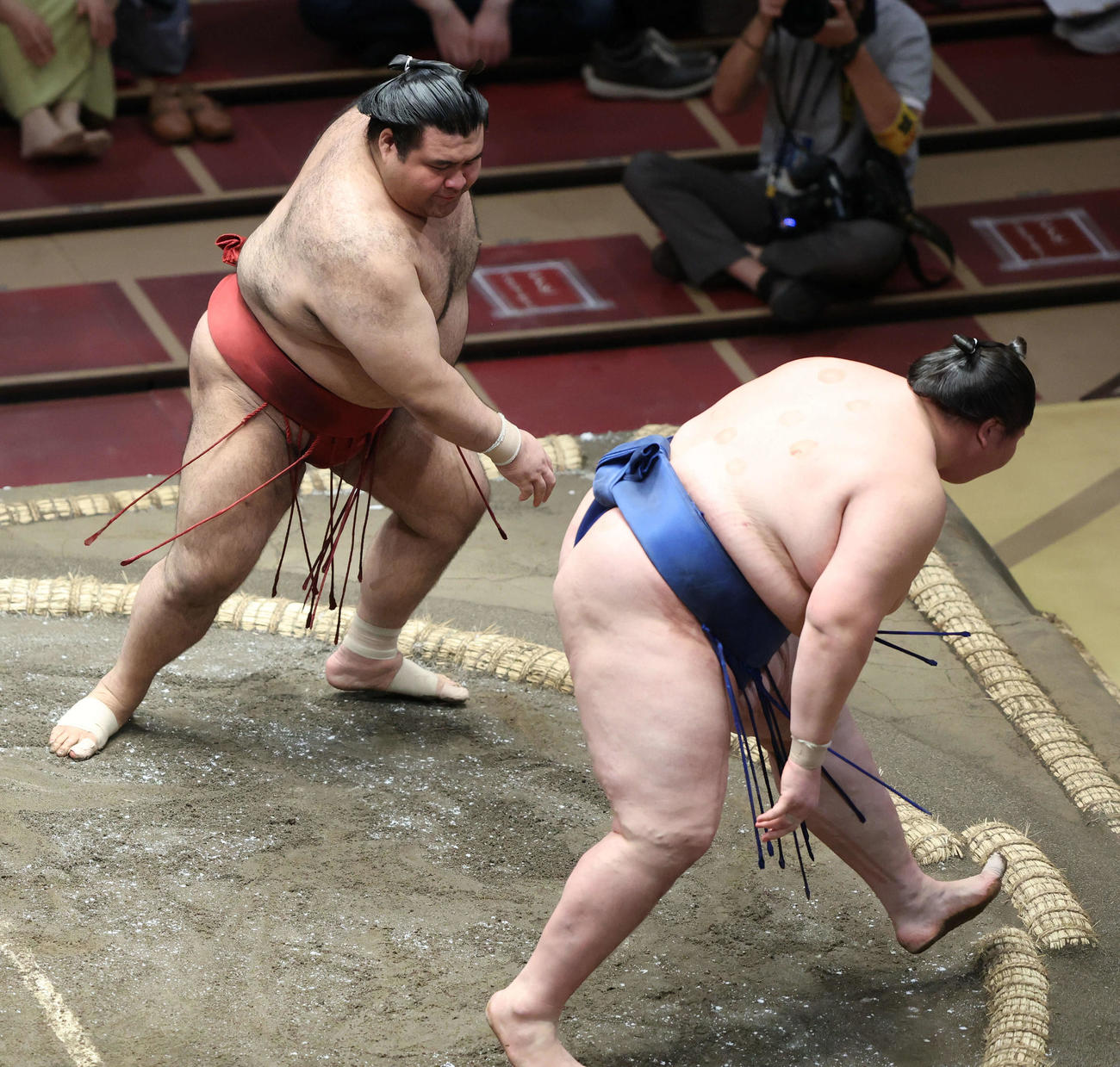逸ノ城（右）を突き落としで破る高安（撮影・河田真司）