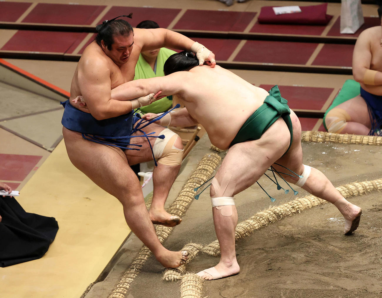 千代の国（左）を押し出しで破る佐田の海（撮影・鈴木正人）