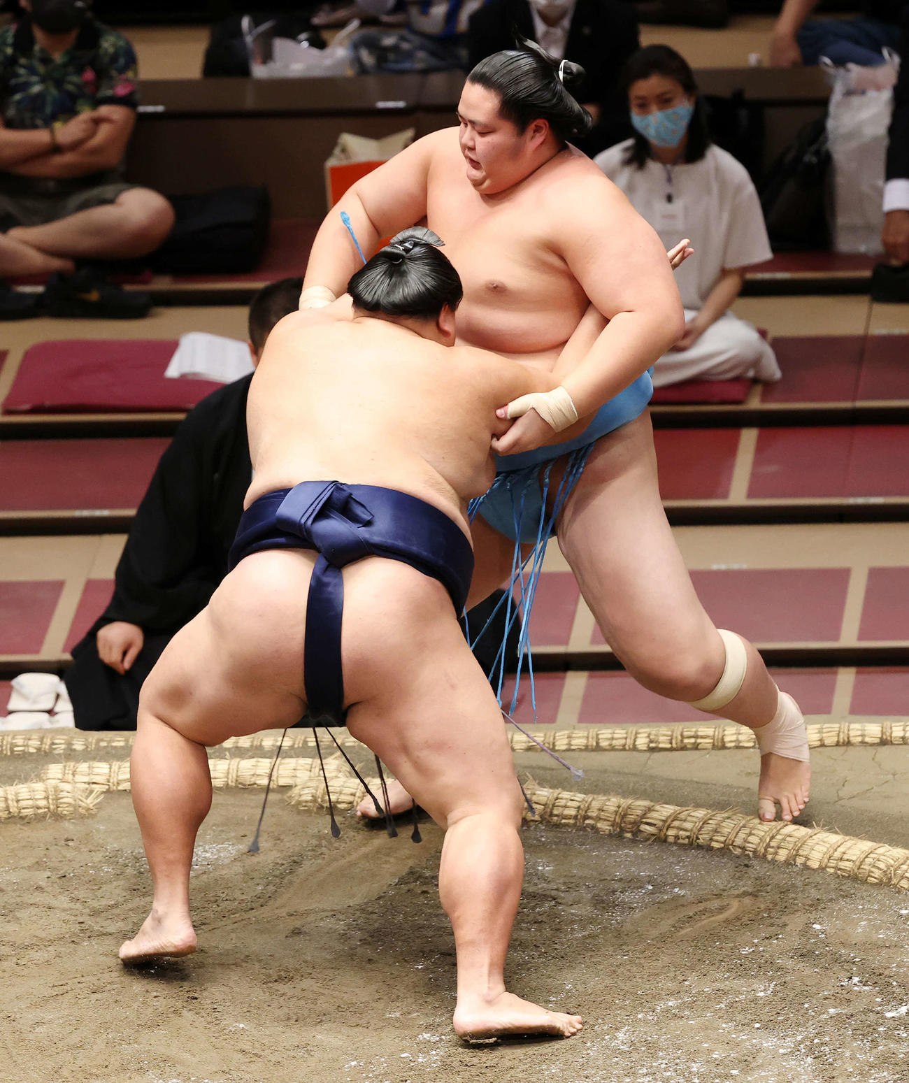 琴ノ若（右）を押し出しで破る御嶽海（撮影・鈴木正人）