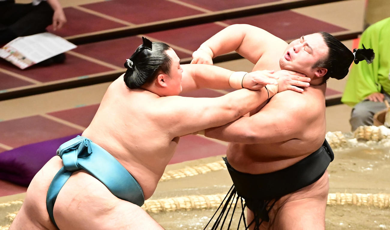 玉鷲（左）にのど輪攻めにあう貴景勝（撮影・小沢裕）