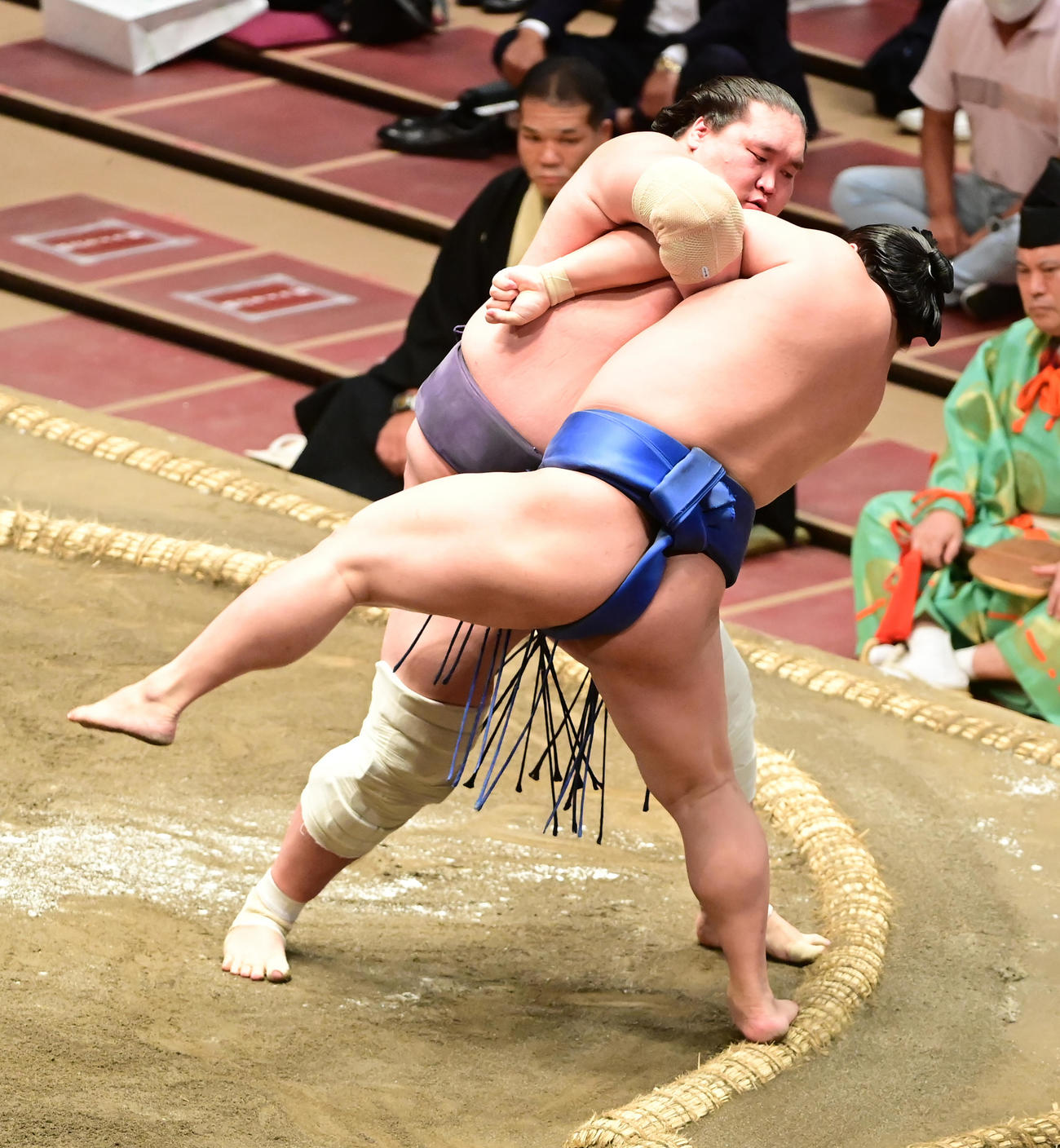 照ノ富士（左）はきめ出しで若隆景を破る（撮影・小沢裕）