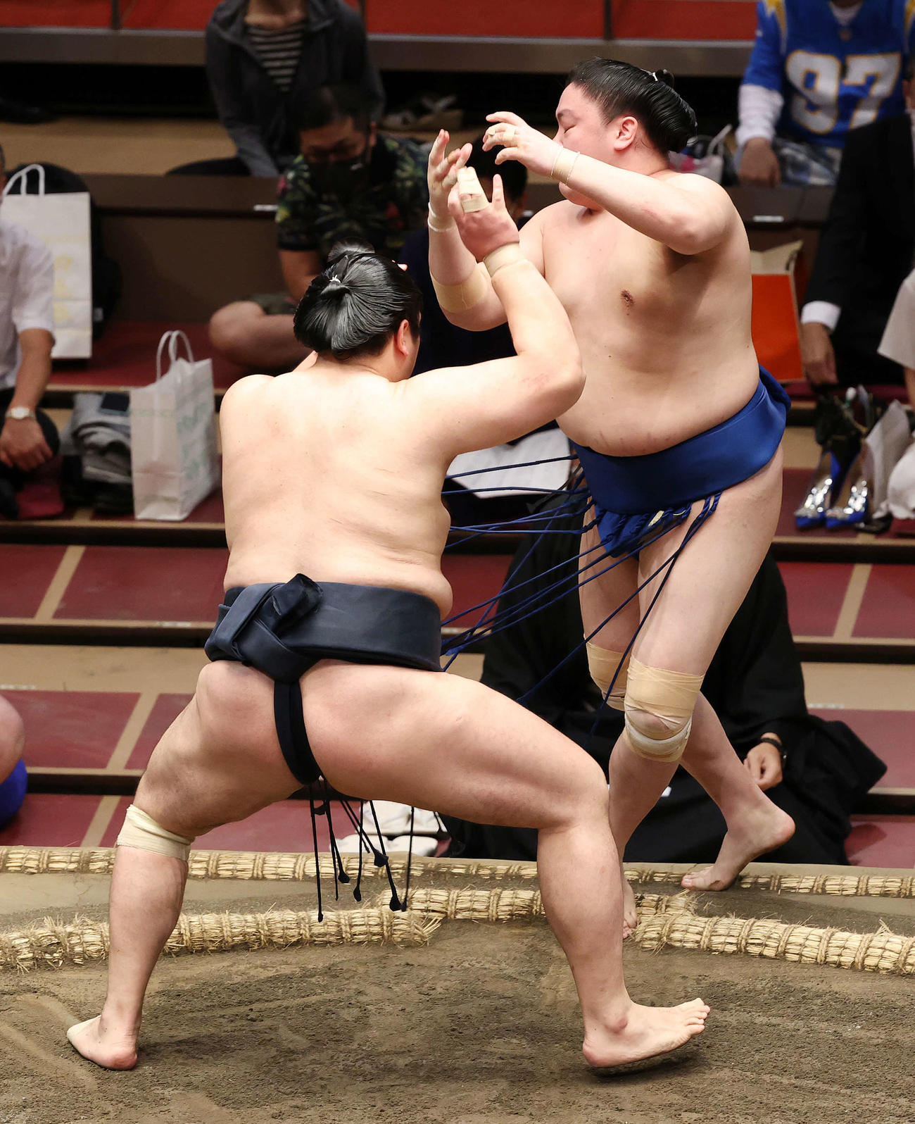 一山本（右）を押し出しで破る輝（撮影・鈴木正人）