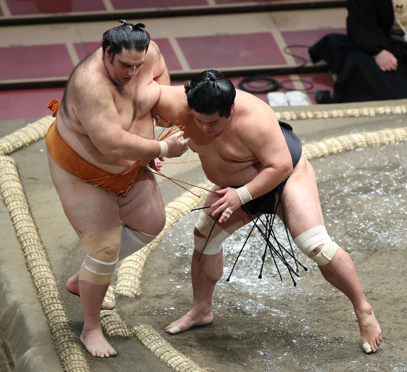 魁聖（左）を押し出しで破る妙義龍（撮影・河田真司）