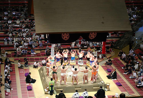 大相撲秋場所6日目の幕内土俵入り（撮影・河田真司）