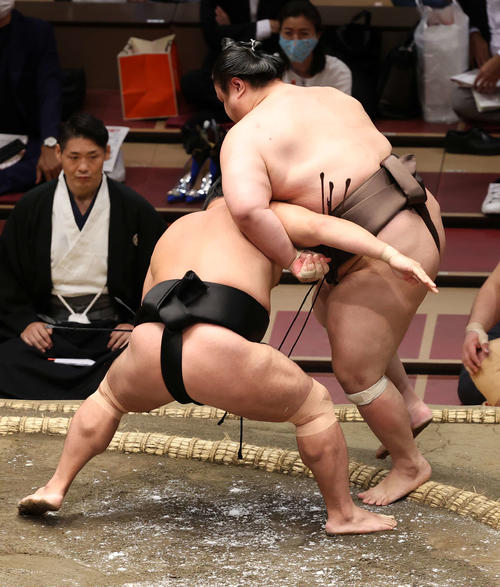 英乃海（右）を寄り切りで破る照強（撮影・鈴木正人）