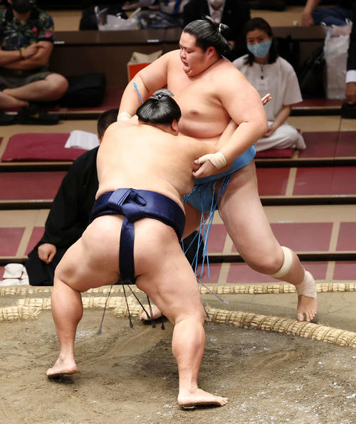 琴ノ若（右）を押し出しで破る御嶽海（撮影・鈴木正人）