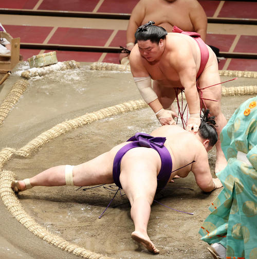 明生（手前）をはたき込みで破る大栄翔（撮影・鈴木正人）