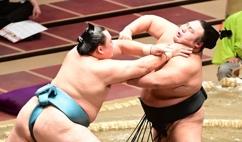 玉鷲（左）にのど輪攻めにあう貴景勝（撮影・小沢裕）