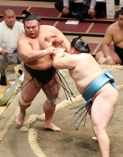 玉鷲（右）に押し出しで敗れる貴景勝（撮影・鈴木正人）