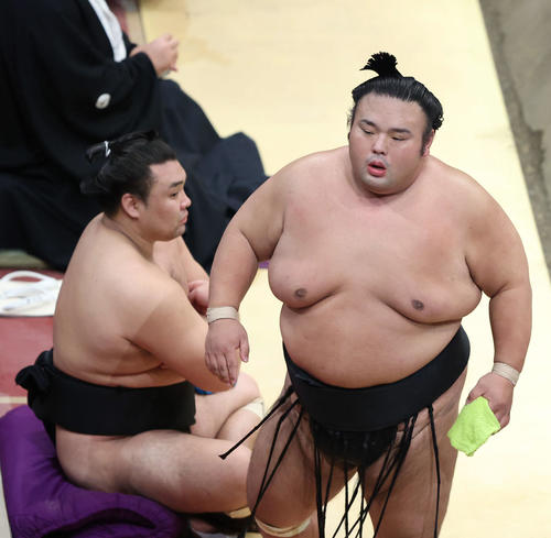 玉鷲に押し出しで敗れ、土俵から引き揚げる貴景勝。左は霧馬山（撮影・河田真司）