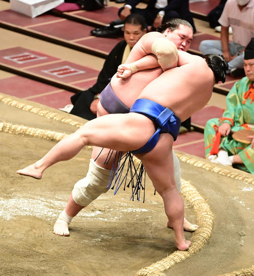 照ノ富士（左）はきめ出しで若隆景を破る（撮影・小沢裕）