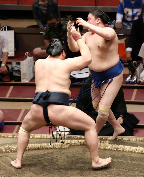 一山本（右）を押し出しで破る輝（撮影・鈴木正人）