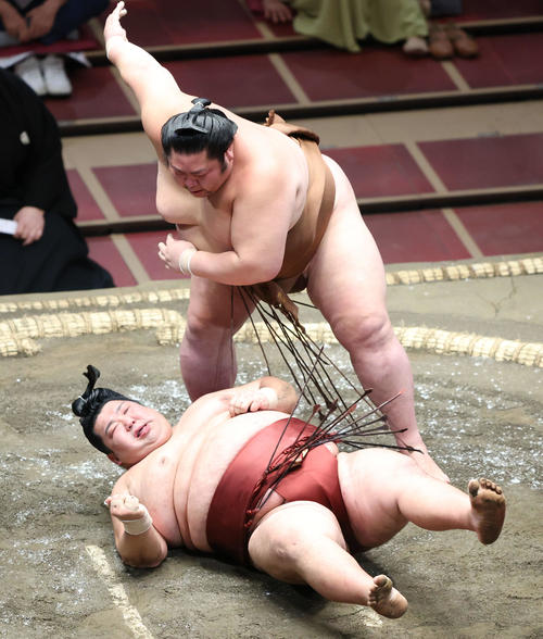 徳勝龍（下）を突き落としで破る剣翔（撮影・河田真司）