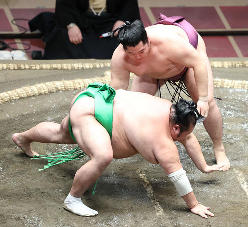 千代丸（手前）を上手出し投げで破る遠藤（撮影・河田真司）