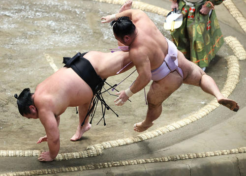 琴恵光（右）を上手投げで破るで千代ノ皇（撮影・河田真司）