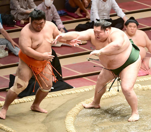 千代大龍（右）は志摩ノ海を押し出しで破る（撮影・小沢裕）