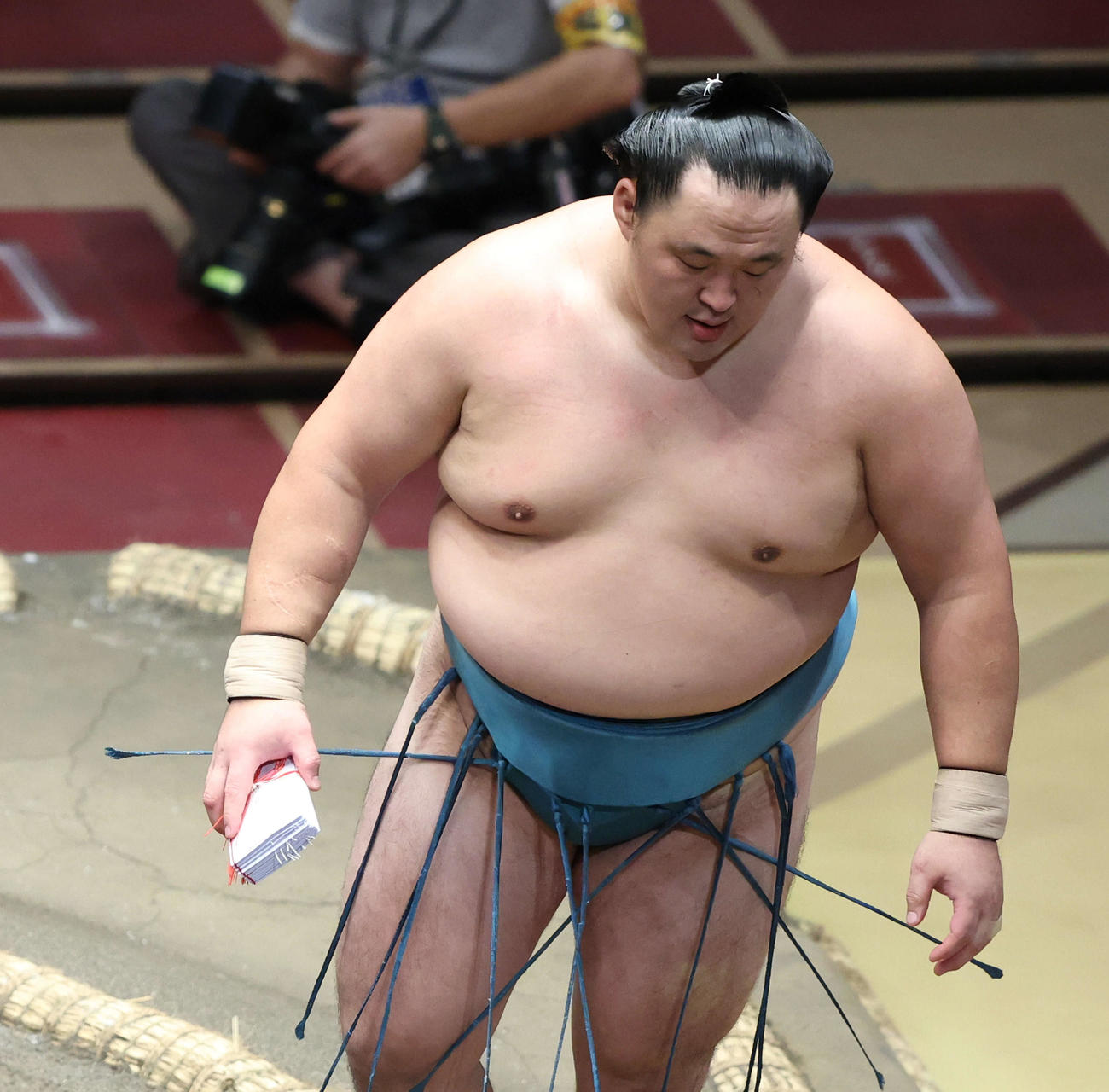 貴景勝を押し出しで破り、土俵から引き揚げる玉鷲（撮影・河田真司）