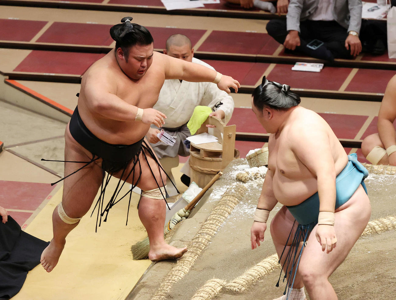 玉鷲（右）に押し出しで敗れる貴景勝（撮影・鈴木正人）