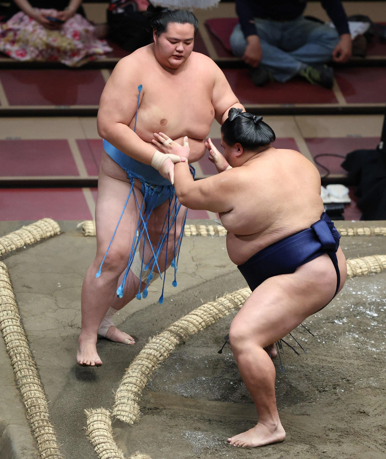 琴ノ若（左）を押し出しで破る御嶽海（撮影・河田真司）