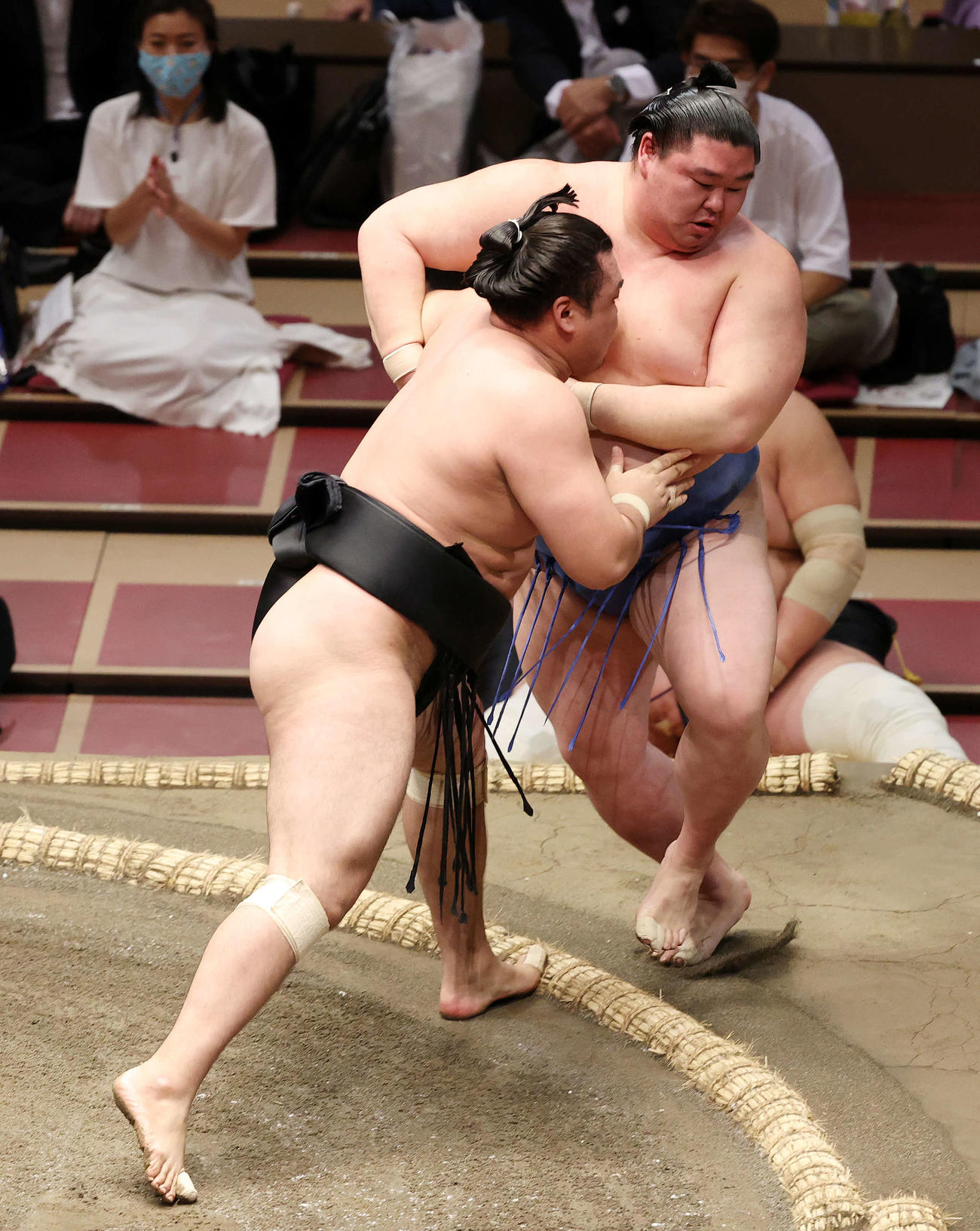 正代（右）を寄り切りで破る霧馬山（撮影・鈴木正人）
