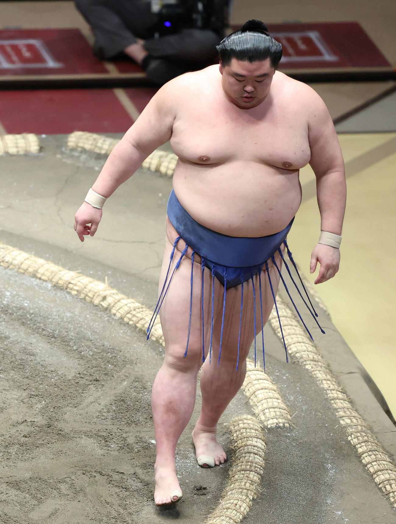 霧馬山に寄り切りで敗れ、土俵から引き揚げる正代（撮影・河田真司）