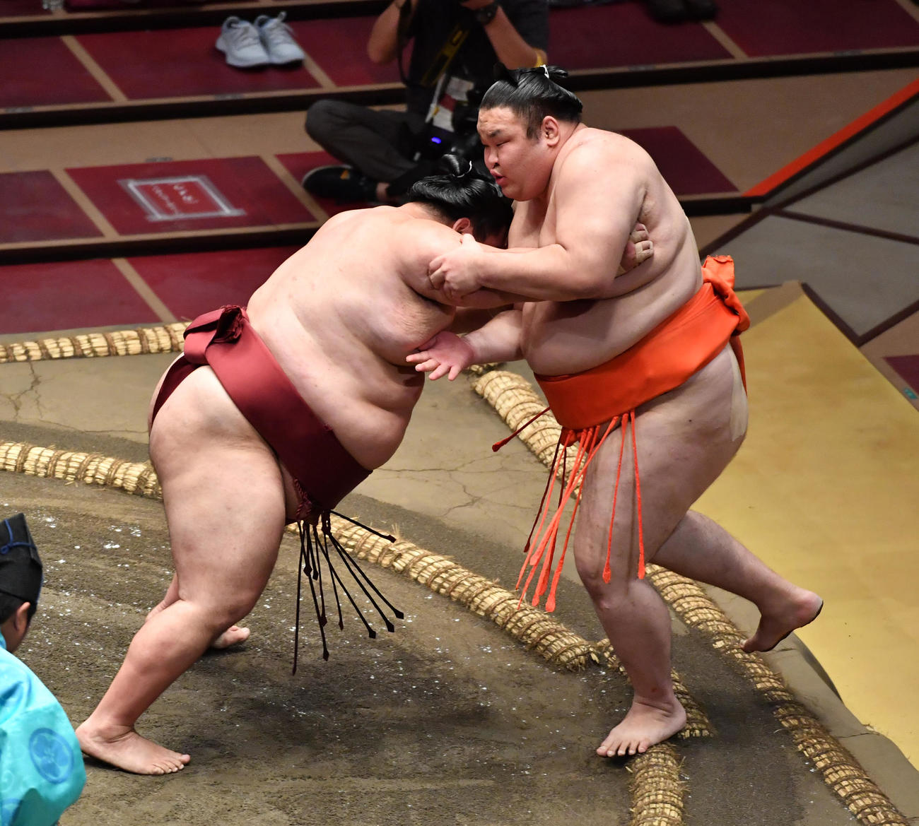 徳勝龍（左）は水戸龍を押し出しで破る（撮影・柴田隆二）