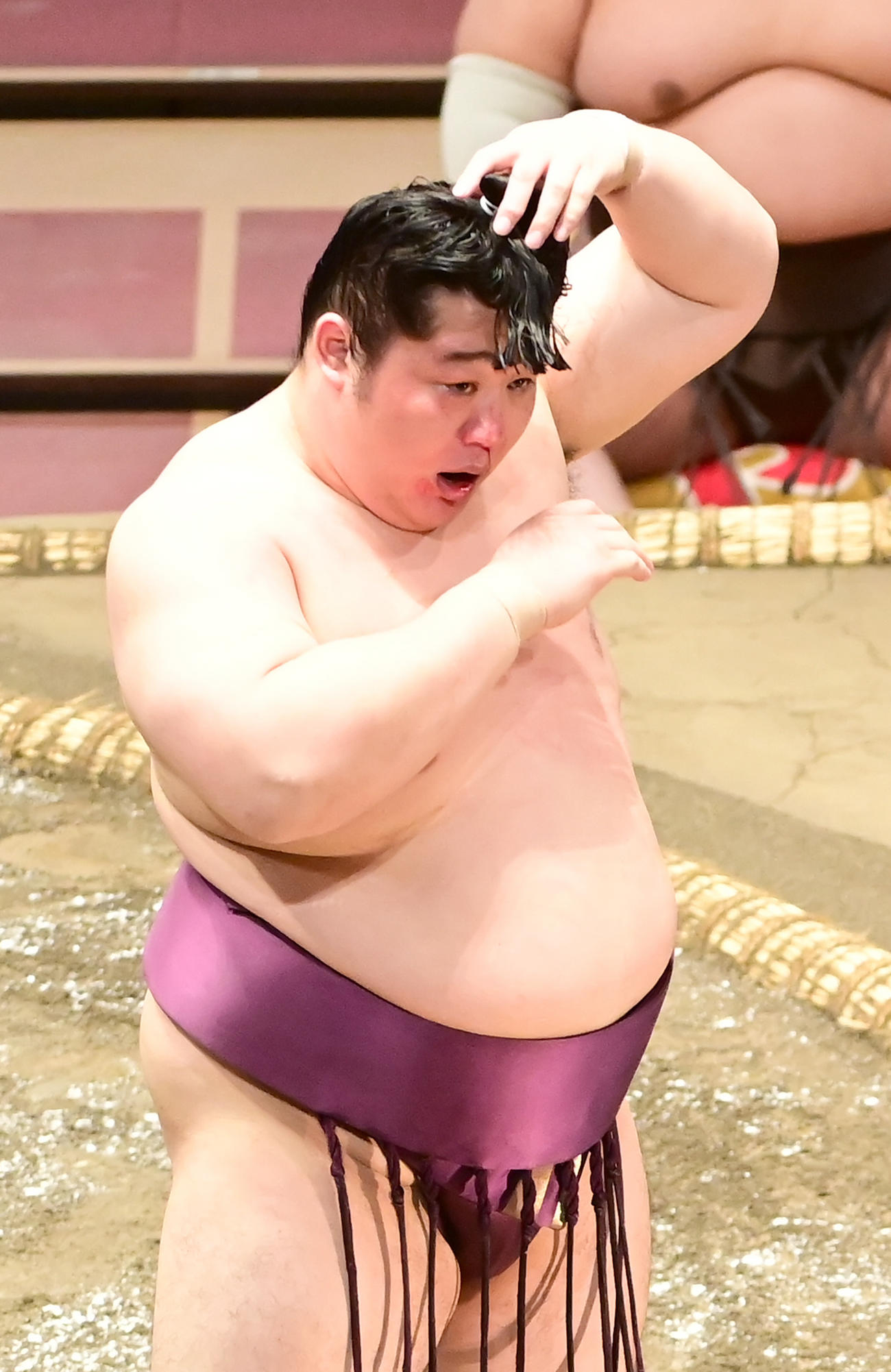 流血した顔を気にする遠藤（撮影・小沢裕）