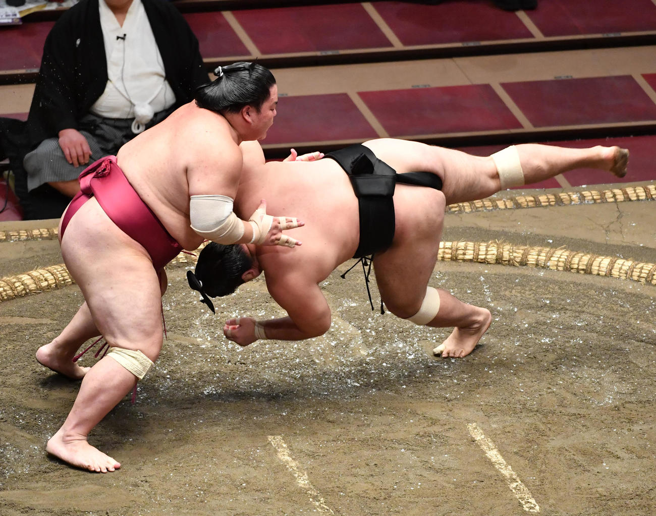 大栄翔（左）は霧馬山を引き落としで破る（撮影・柴田隆二）