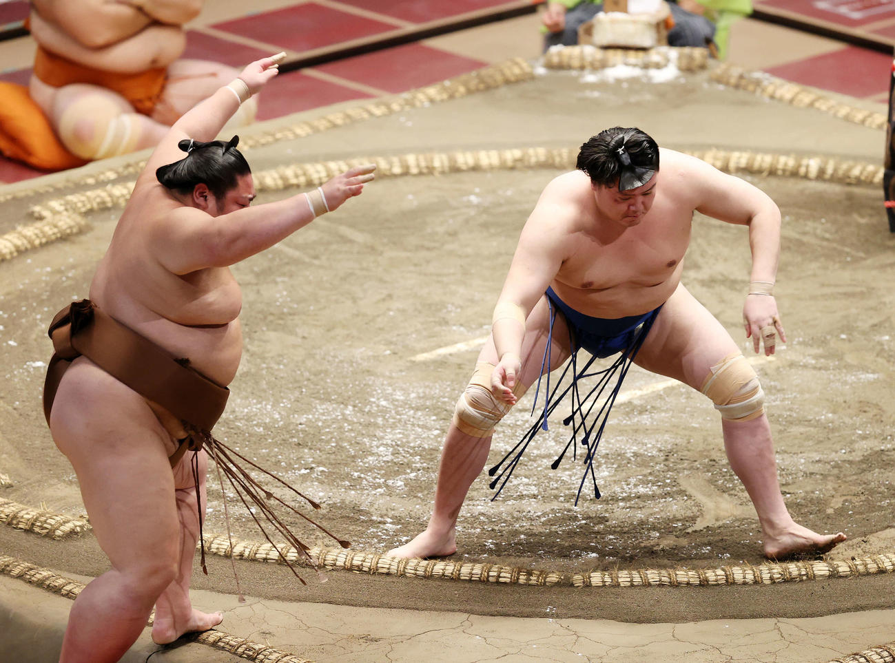 剣翔（左）を押し出しで破る一山本（撮影・鈴木正人）