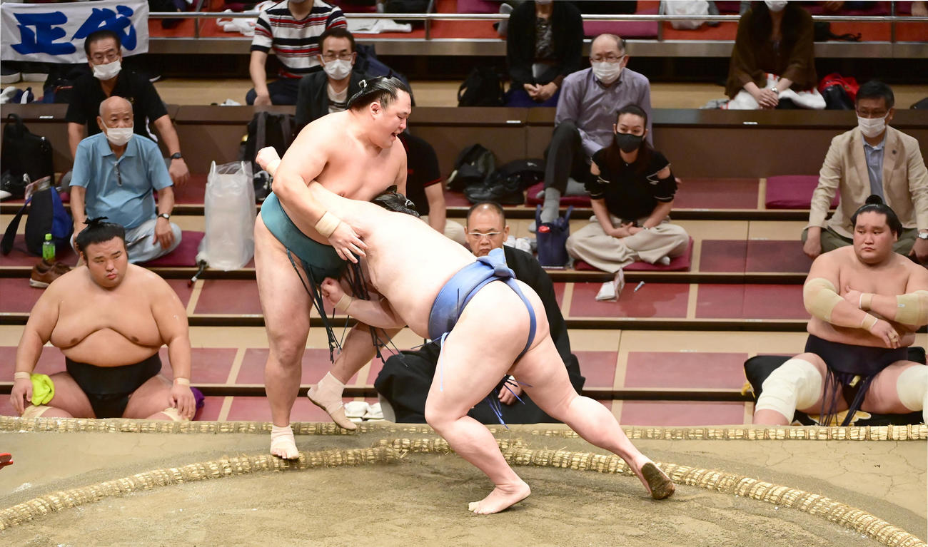 玉鷲を寄り切りで破る正代（中央）。左は貴景勝、右は照ノ富士（撮影・小沢裕）