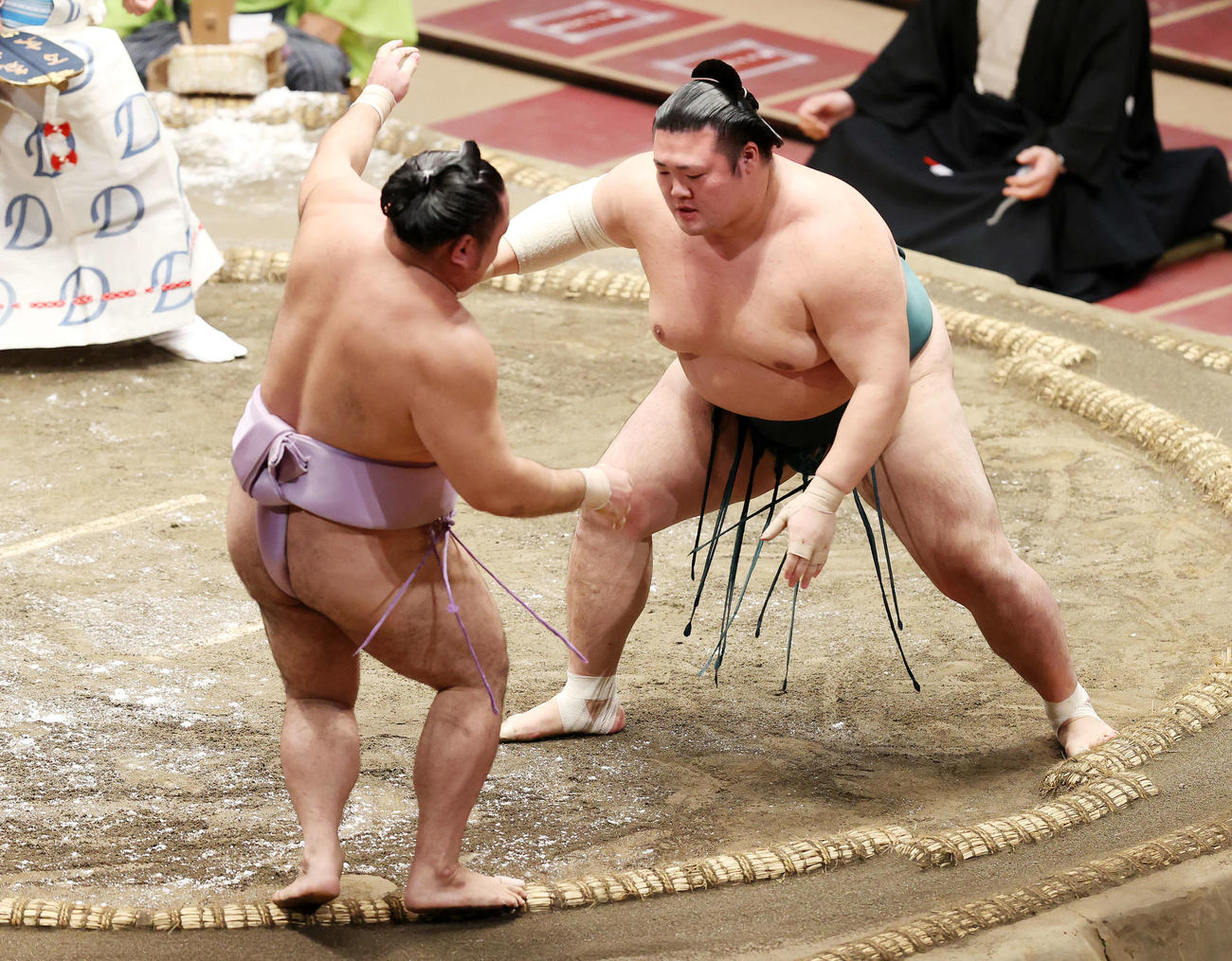 琴恵光（左）を押し出しで破る豊山（撮影・鈴木正人）