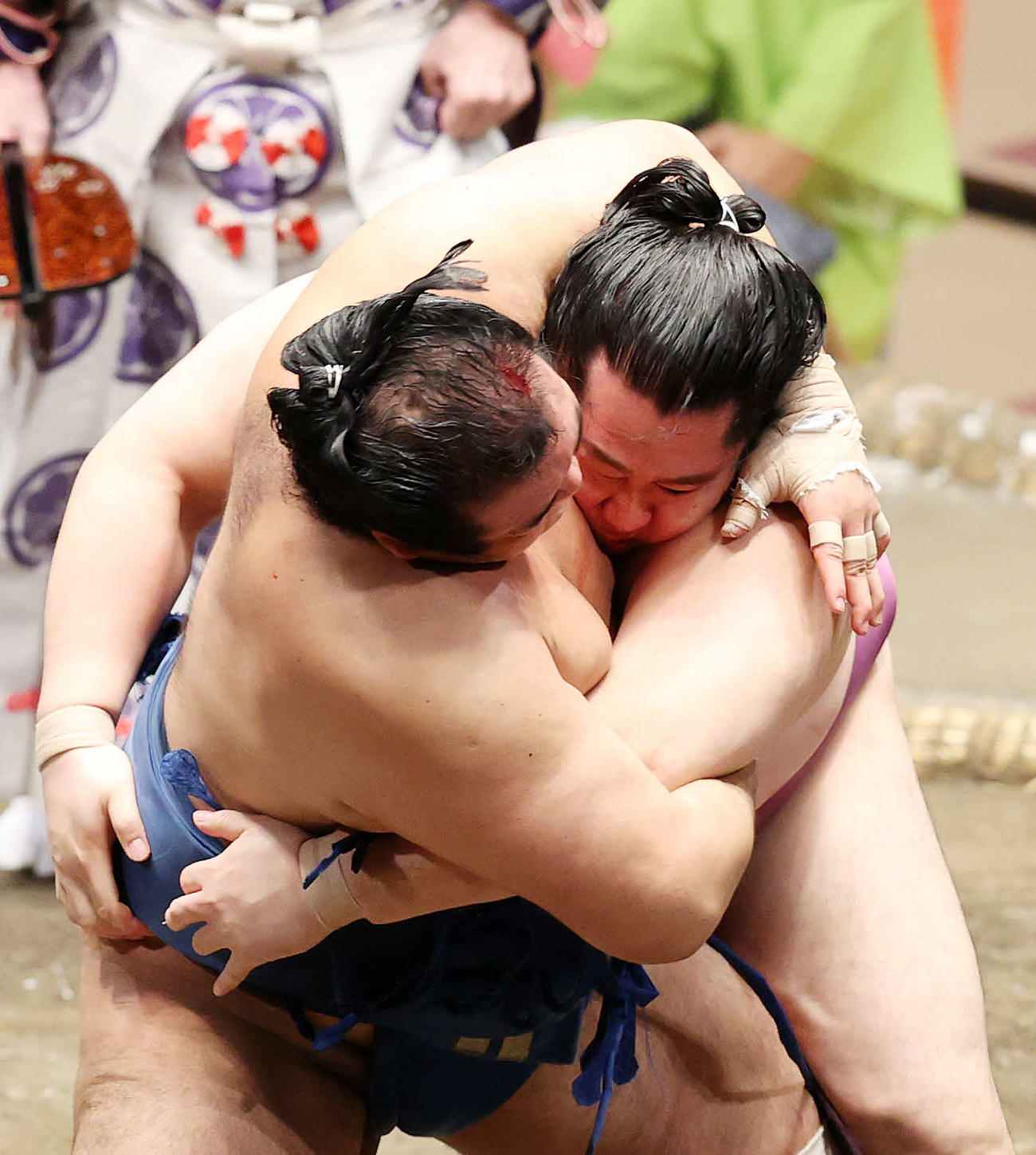 千代の国（左）と攻め合う遠藤（撮影・鈴木正人）