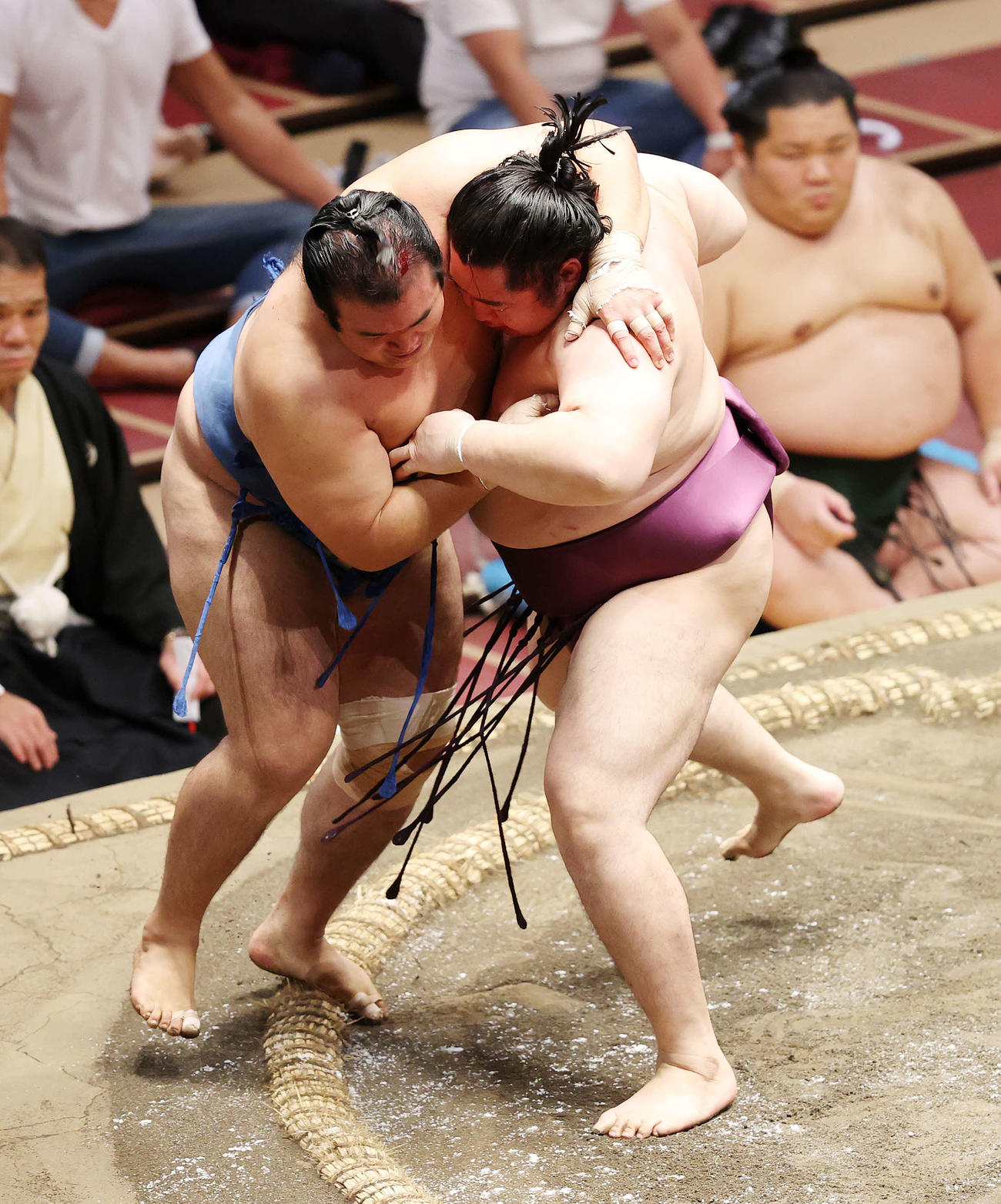 千代の国（左）を寄り切りで破る遠藤（撮影・鈴木正人）