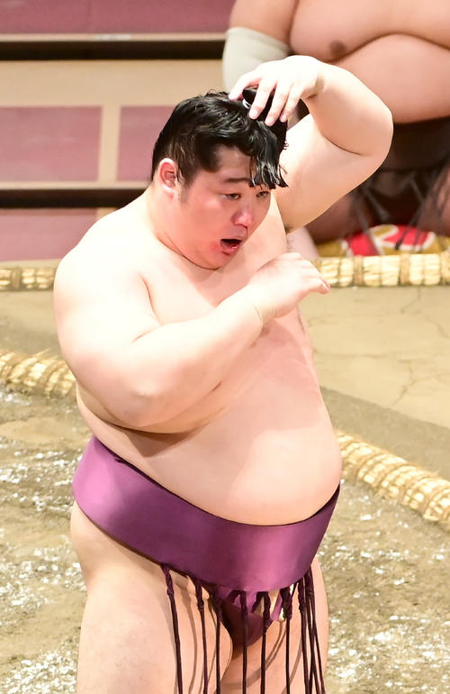 流血した顔を気にする遠藤（撮影・小沢裕）