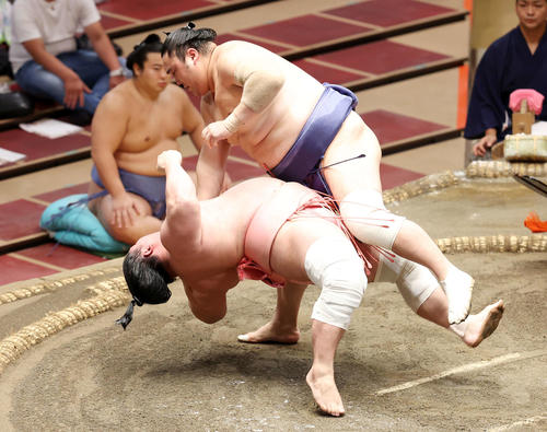 宇良（左）を押し倒しで破る隠岐の海（撮影・鈴木正人）
