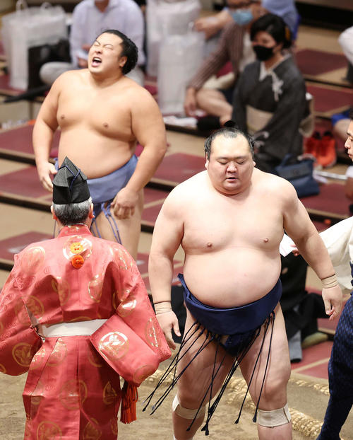 翔猿（左）を寄り切りで破った宝富士（撮影・鈴木正人）