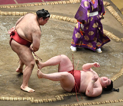 高安（左）は隆の勝を押し倒しで破る（撮影・柴田隆二）