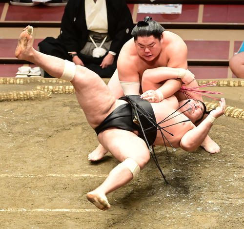 大栄翔は霧馬山（手前）を引き落としで破る（撮影・小沢裕）