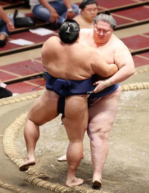 御嶽海（左）を寄り切りで破る逸ノ城（撮影・鈴木正人）