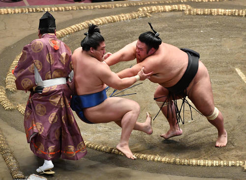 貴景勝（右）は若隆景を押し倒しで破る（撮影・柴田隆二）