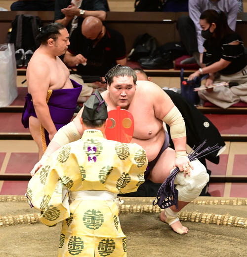 勝ち名乗りを受ける照ノ富士。後方左は弓取り式を務める聡ノ富士（撮影・小沢裕）